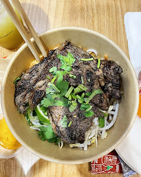 Bún rice vermicelli bowl with grilled beef, herbs and crushed peanuts from Nón Lá Express Flushing